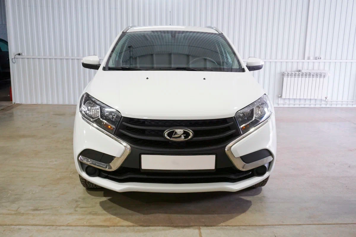 Lada Xray с автосалона по цене от 621 000 рублей